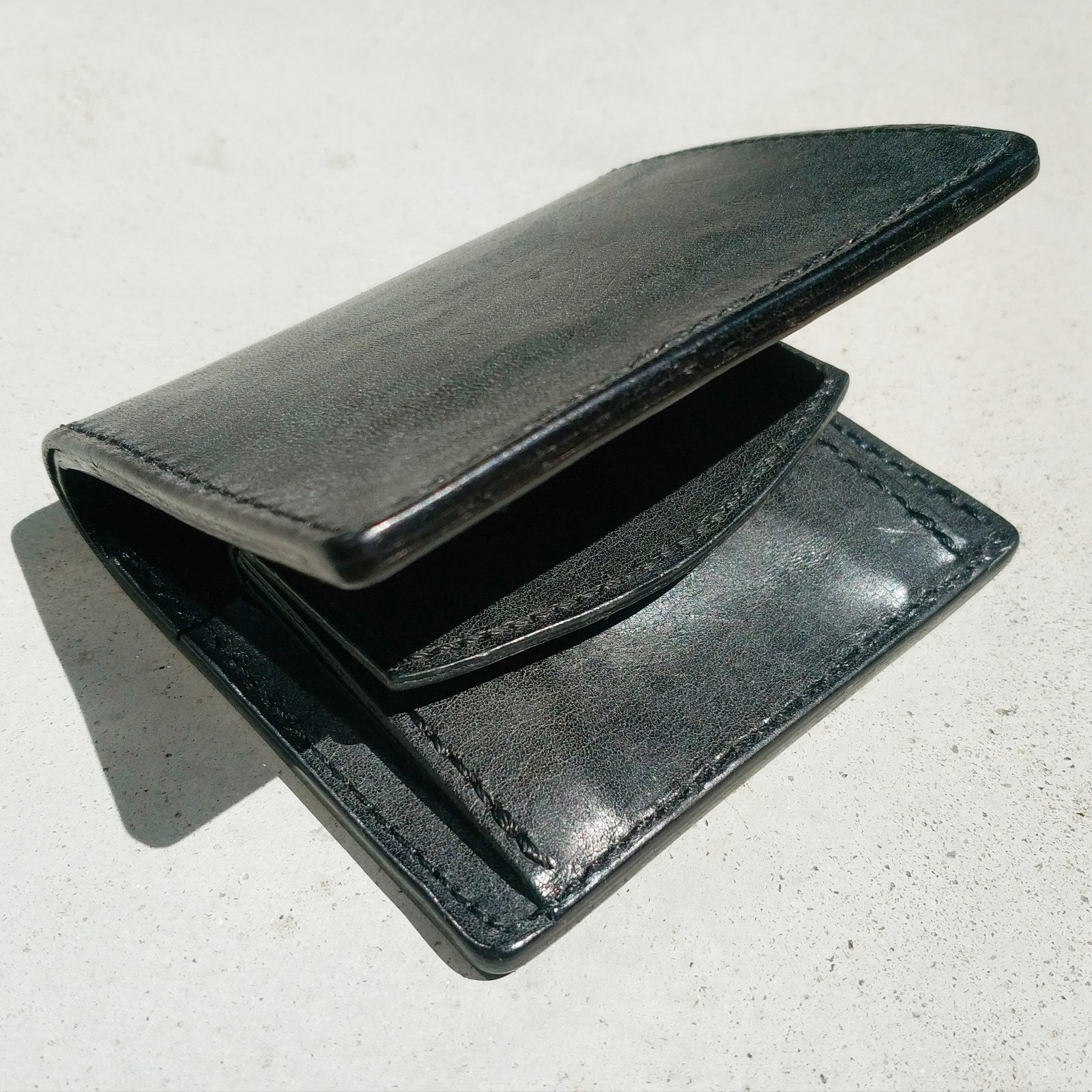 レザークラフト】初めて作る二つ折り財布。フリーの型紙を使ってみる。完成編 | mungikiblog